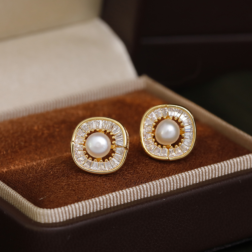 Square fashionable earrings from pearl
