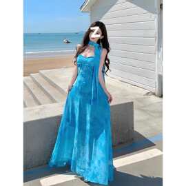 初夏绝美度假风法式设计感扎染蓝色吊带连衣裙女2026夏季新款长裙