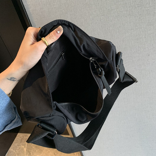 乔戈夏季新款休闲斜跨包女包新月形单肩大包大容量运动日常后背包