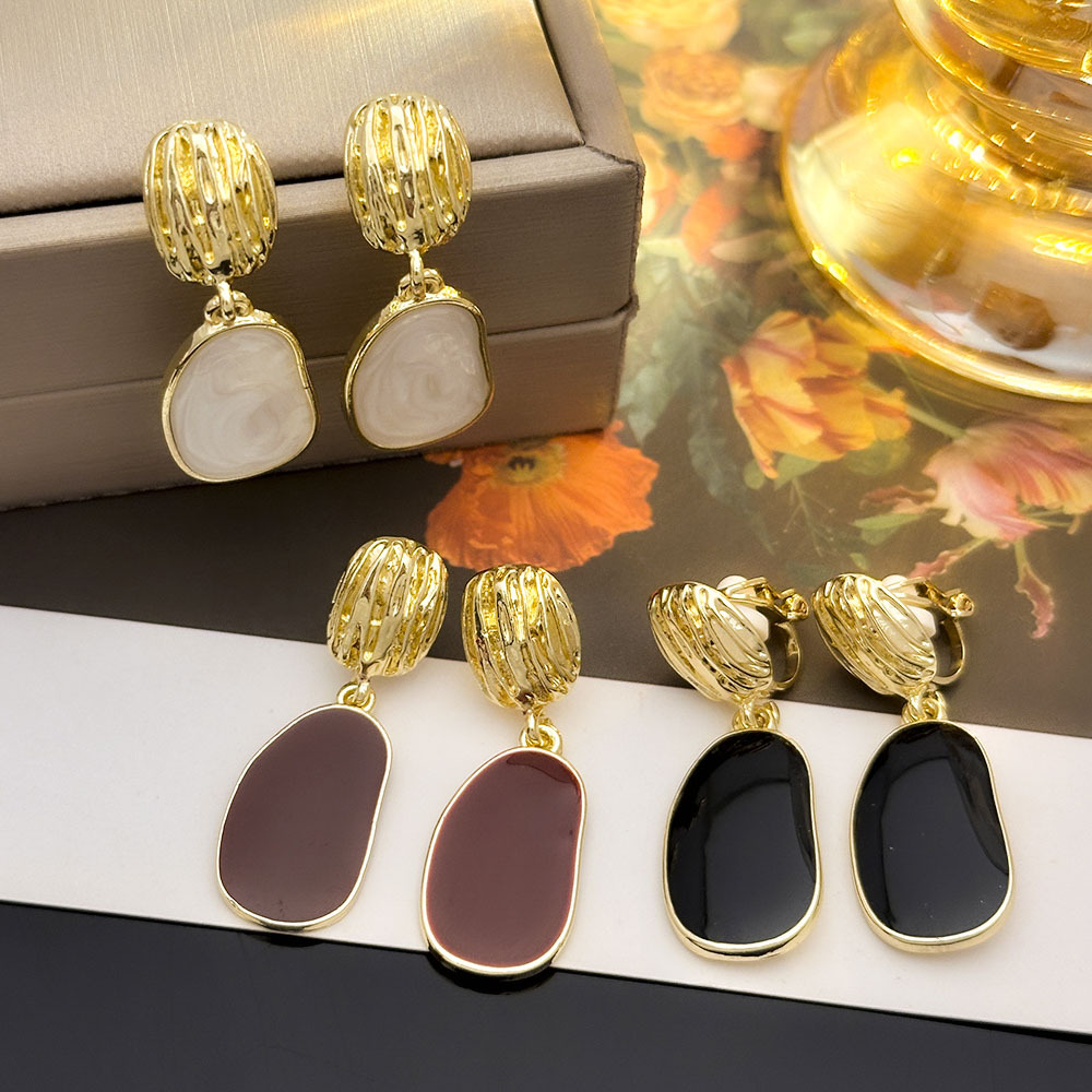 Estilo de Hong Kong Aceite de goteo Pinza de oreja roja angoleña geométrica sin piercings Pendientes de temperamento de alta gama de lujo ligero Pendientes de nicho de moda