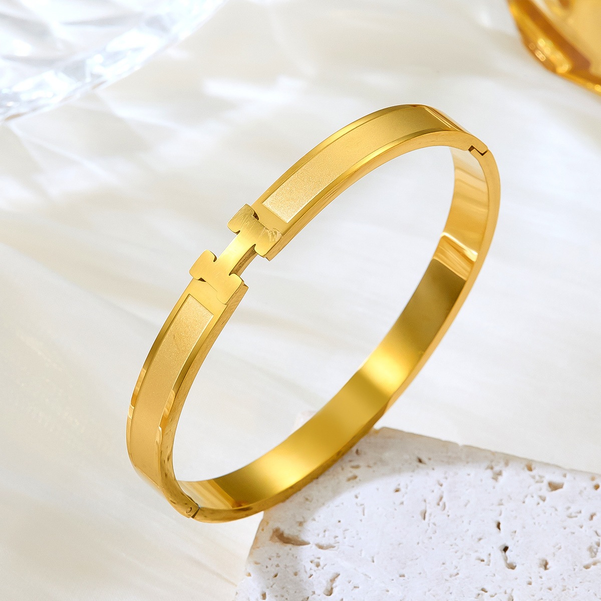 Korean Version Hot-Selling H Letter Titanium Steel Bracelet for Women, Fashionable Niche Design, Light Luxury, High-End Feel, Non-Fading Dongguan Jewelry