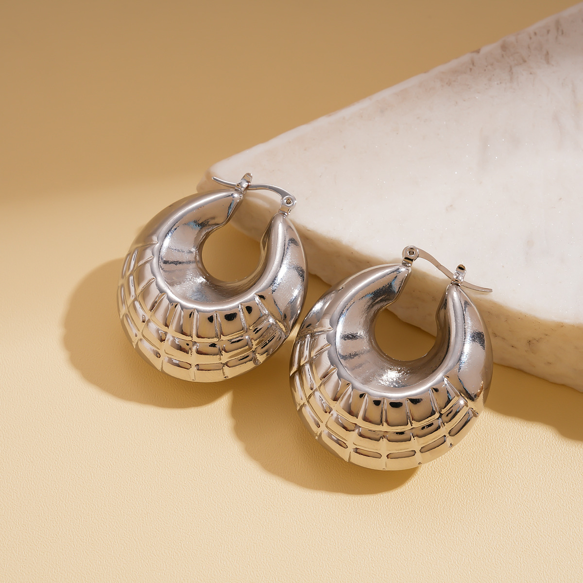 Europa y los Estados Unidos retro metal geometría hueco pernos de orejas redondos de patrón de moda personalidad simple nicho de alta calidad pendientes