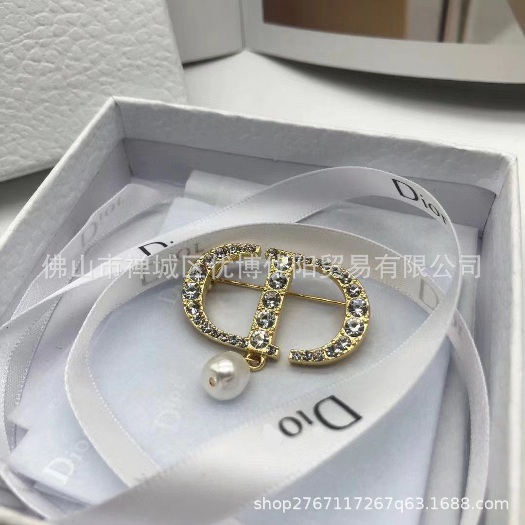 Dijia D high-end version letter CD tassel pearl brooch women's fashion full diamond brooch women's factory wholesale