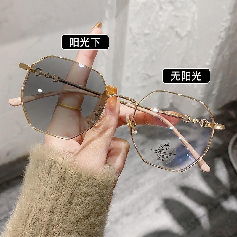 New polygonal gold-rimmed glasses for round faces, with a natural look, make the face appear smaller, and feature photochromic lenses that change to gray or brown, offering stylish blue light protection New polygonal gold-rimmed glasses for round faces, with a natural look, make the face appear smaller, and feature photochromic lenses that change to gray or brown, offering stylish blue light protection