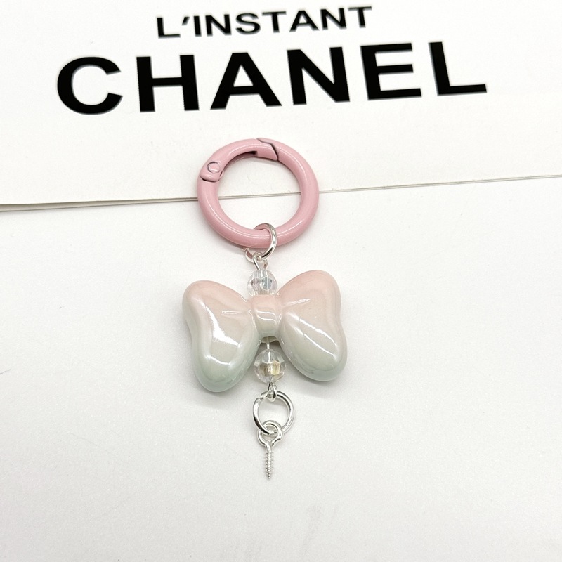 蝶結びのキーホルダーのカバンはスプリングを掛けてdiyのアクセサリーの部品を掛けます。|undefined