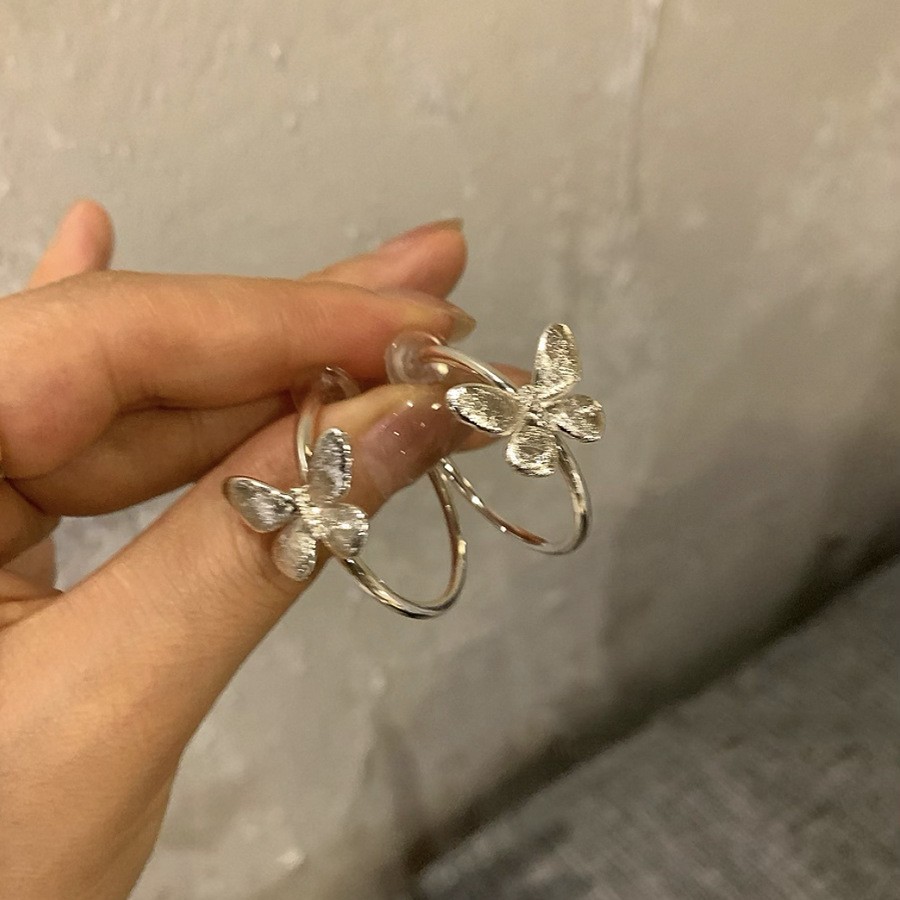 Pendientes ovalados simples de aguja de plata Pendientes de tendencia de personalidad transfronteriza europea y americana Pendientes de diseño de todo fósforo de nicho al por mayor