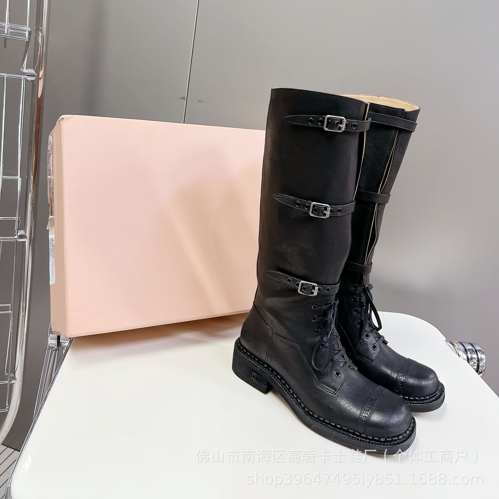 miu ランウェイモデルレトロオールドナイトブーツ 2024 新しいスクエアヘッドベルトバックルメイラードスタイルオートバイブーツ女性用