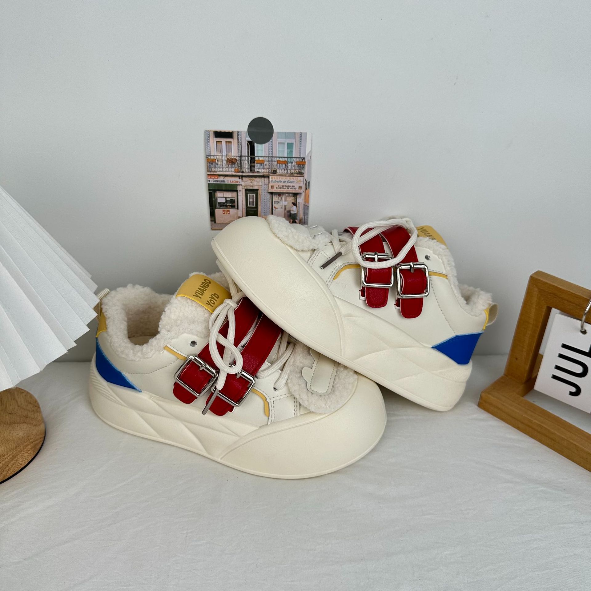 Zapatos de algodón de terciopelo de fondo grueso, zapatos blancos calientes de invierno de baja altura, 2024 versátiles, zapatos de skate casuales de nicho