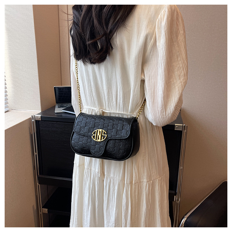 Torba na rame s lancem za žene s reljefnom teksturom moderna_voghion.com