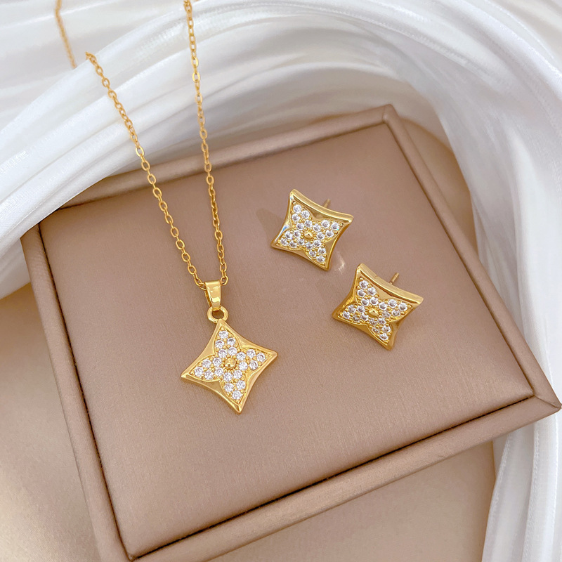 【 Titanium Steel 】 Necklace and earring set, light luxury diamond-shaped four-leaf flower full diamond, personalized and elegant banquet earrings and necklace set pic 15