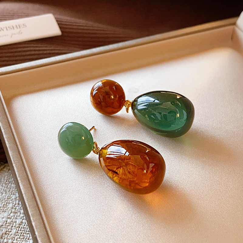 Color de contraste aretes de gota de agua redondas de color femenino sensación de lujo ligero pernos de aretes únicos 2026 nuevos aretes de aretes