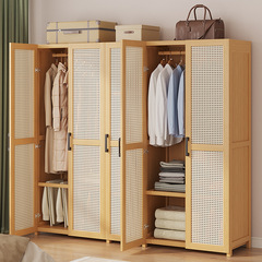 現代のシンプルなタンスの家庭用寝室に服を掛けて大きなタンスの組み合わせを収納します。