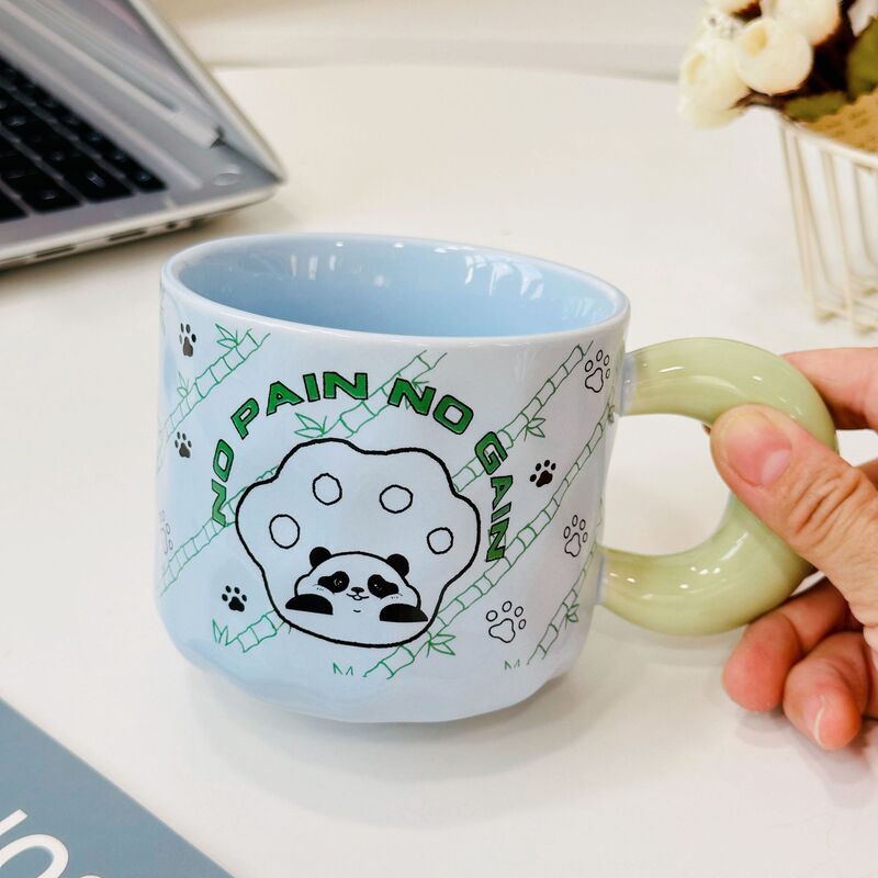 漫画の熊の浮き彫りの陶磁器の杯は1杯のかわいい女子学生の事務を持って水のマグカップの高温の贈り物の杯を飲みます。|undefined