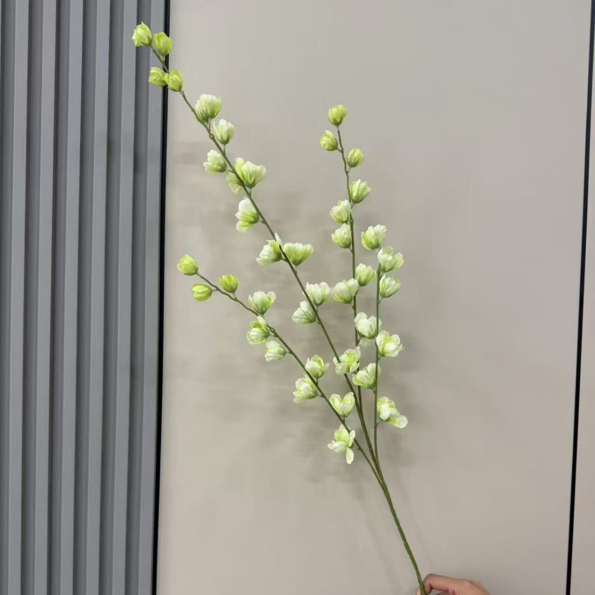 Simulación de 4 ramas altas flores de línea violeta decoración de bodas sala de flores de seda techo alto material floral camino de guía de flores