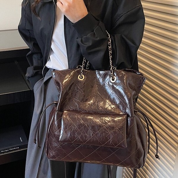 Korean Fashion Oil Wax Cowhide Quilted Chain Bag for Women 2025 Autumn and Winter New Commuter Backpack Drawstring Tote Bag