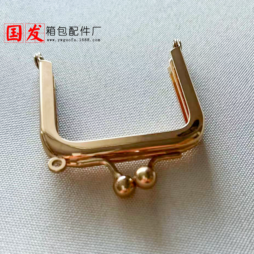 Para hacer: 6*6CM cuadrado brillante sin orificios caja de viscosa dorada con hebilla de equipaje y clip de equipaje