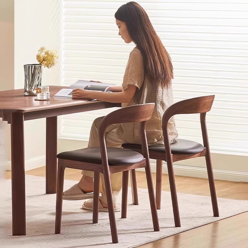 Silla de comedor de madera maciza de estilo antiguo, silla de respaldo de estudio para el hogar, silla de comedor de bolso suave de cuero cómodo, silla de comedor de lujo ligera