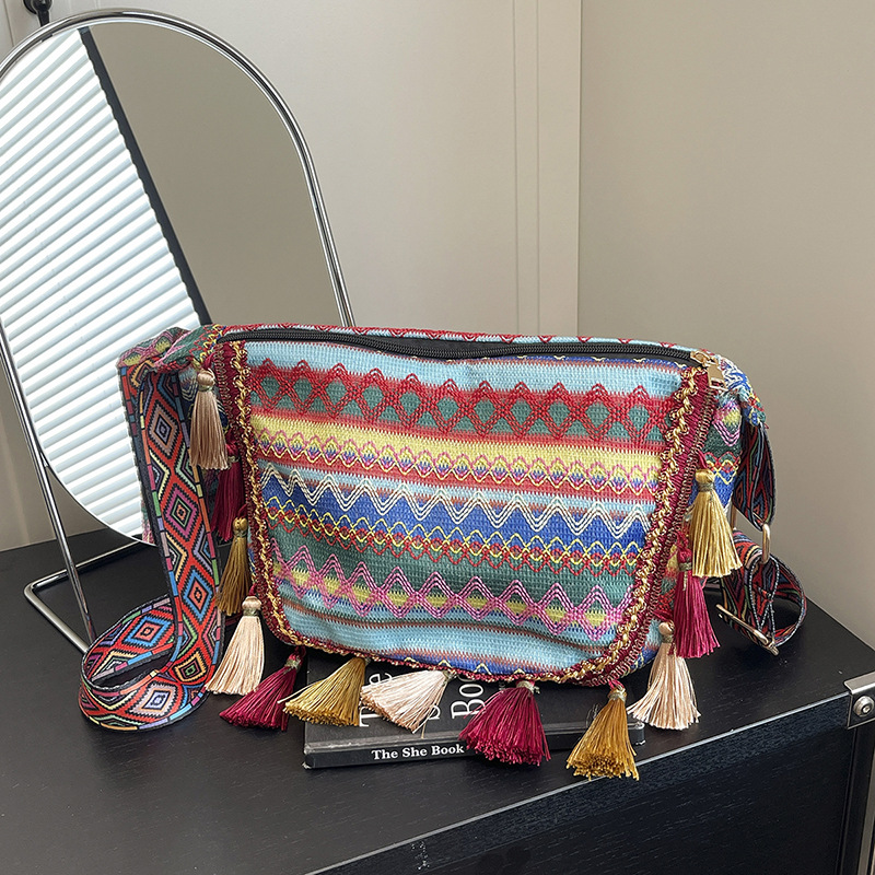 Bolsos grandes populares de este año 2025 verano nuevo bolso femenino estilo étnico color contraste bolso bandolera retro borla bolso bandolera