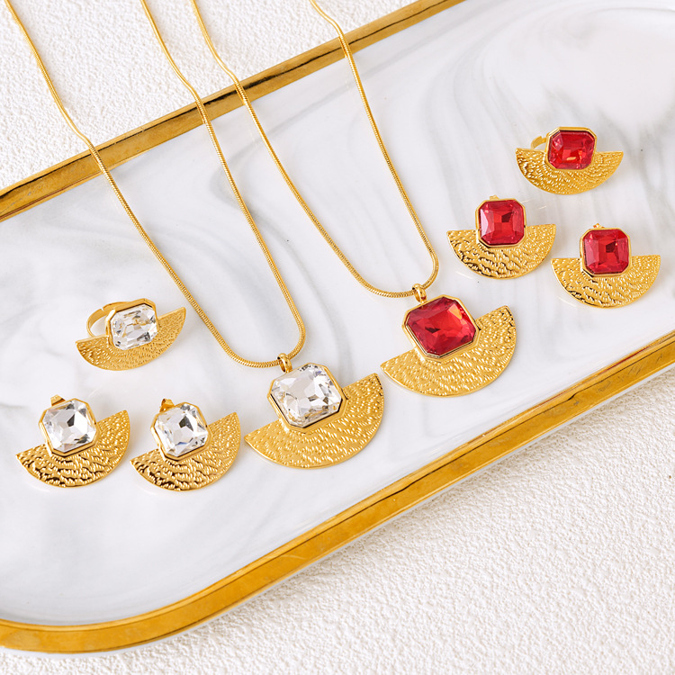 Artístico retro en forma de abanico collar transfronterizo tallado cuadrado diamante joyería titanio acero pendientes suéter cadena Luz de lujo estilo traje al por mayor