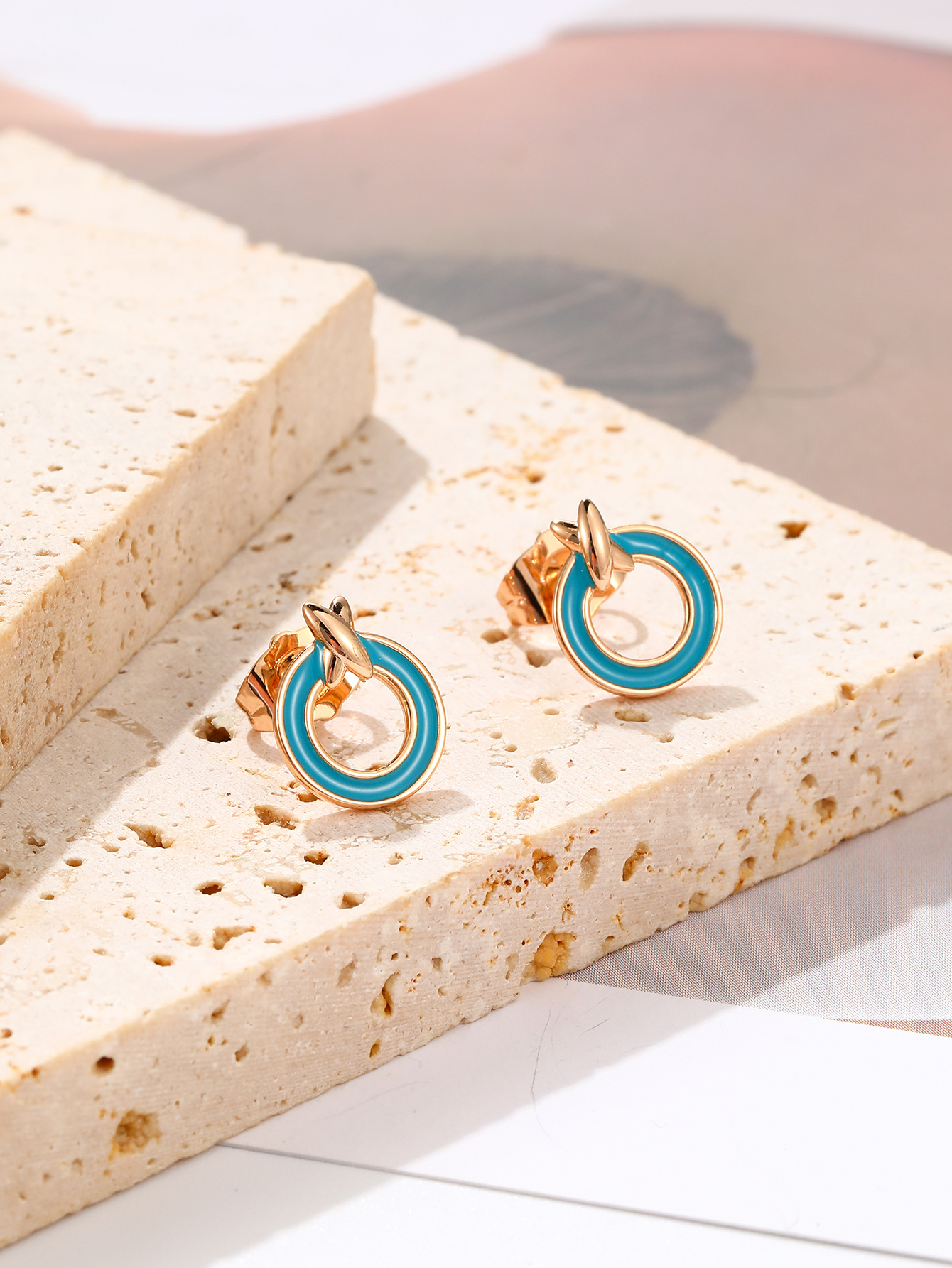 Joyería de Xuping 18K chapado en oro círculo gota de aceite pendientes hembra luz nicho de lujo ins estilo frío joyería al por mayor