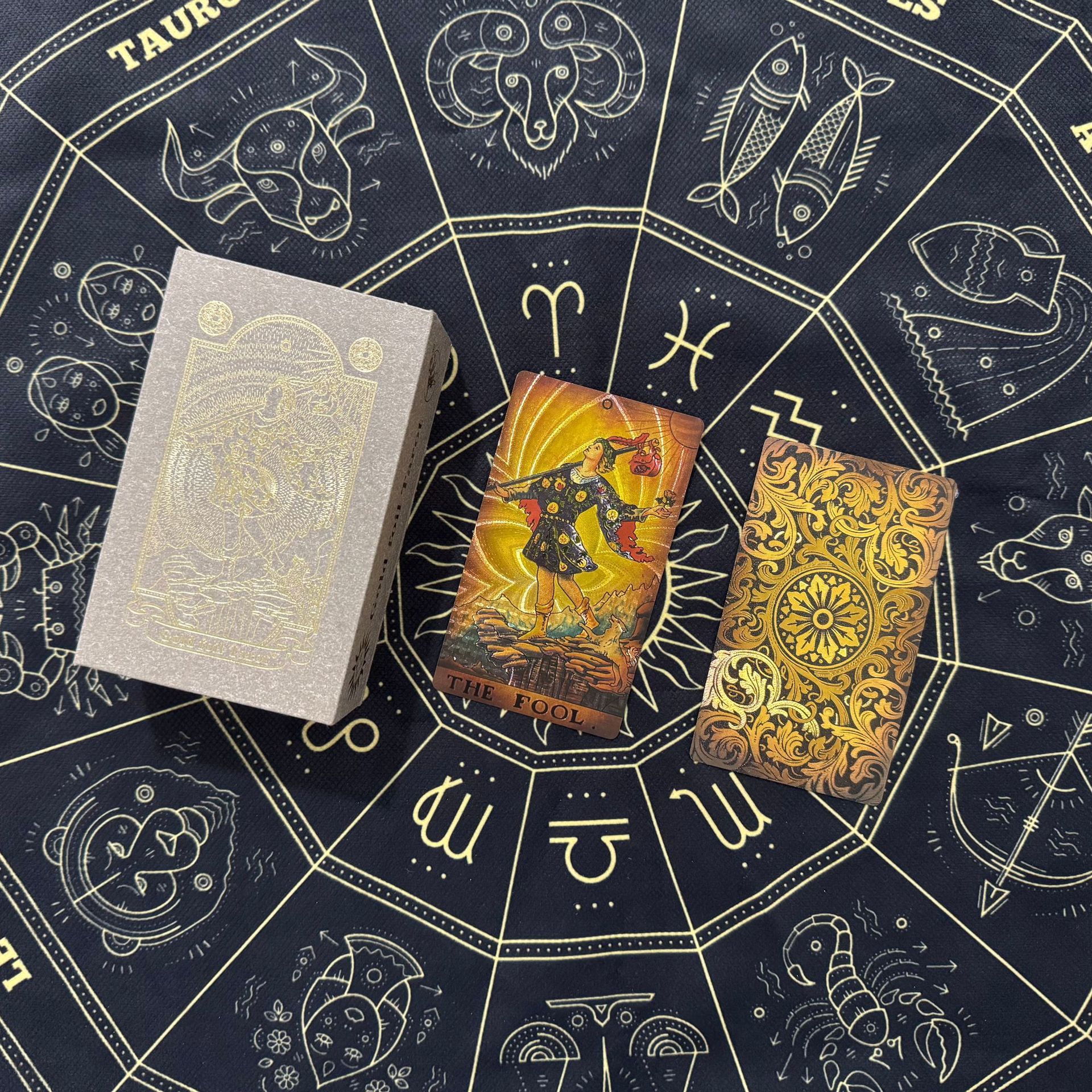 Caja de flores doradas retro sin bordes