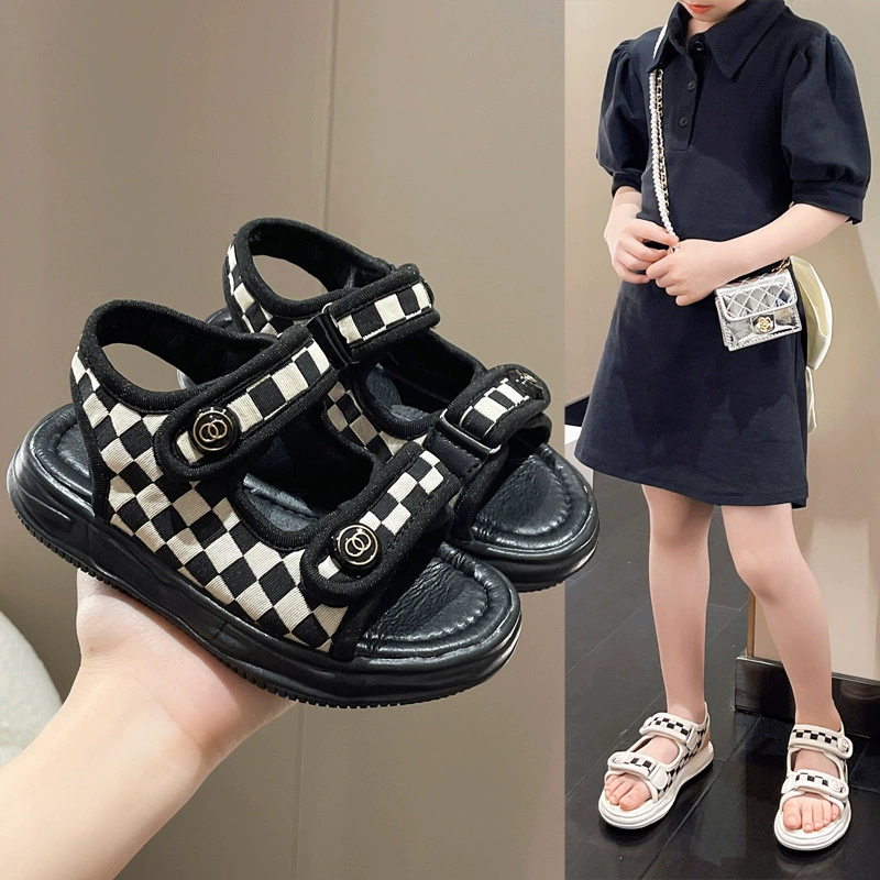 Детские спортивные сандалии лето 2025, новый стиль, маленькие Chanel, на липучке, открытые, модные, клетчатые, пляжные, тренд.