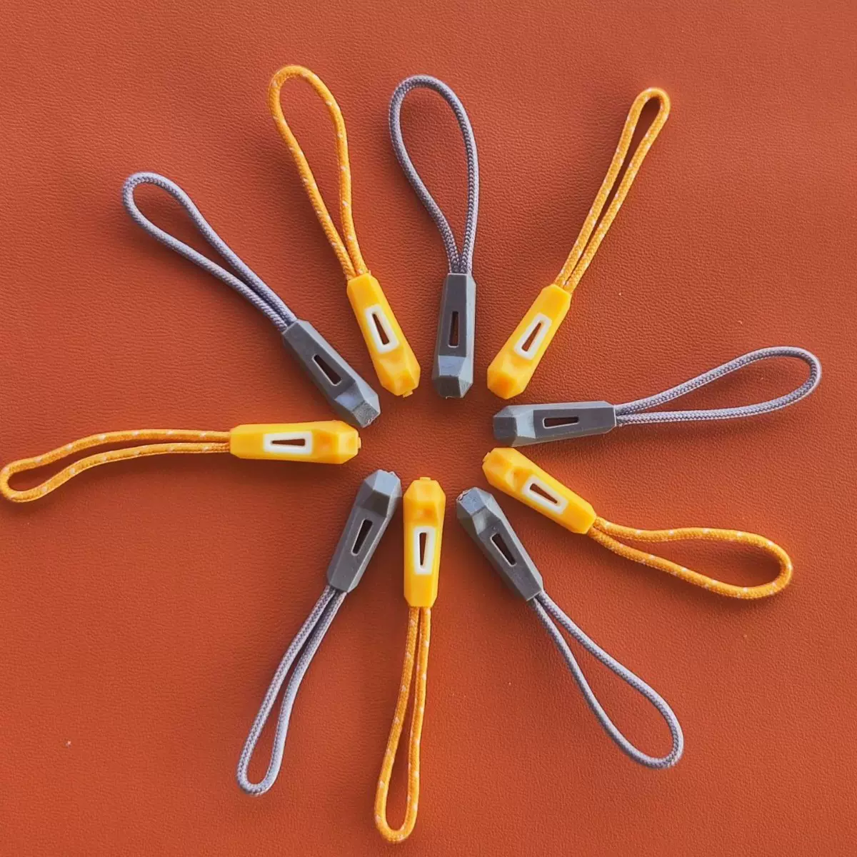 TPU环保高品质 箱包注塑拉尾绳服装拉攀拉伴滴胶塑拉头绳拉片挂绳