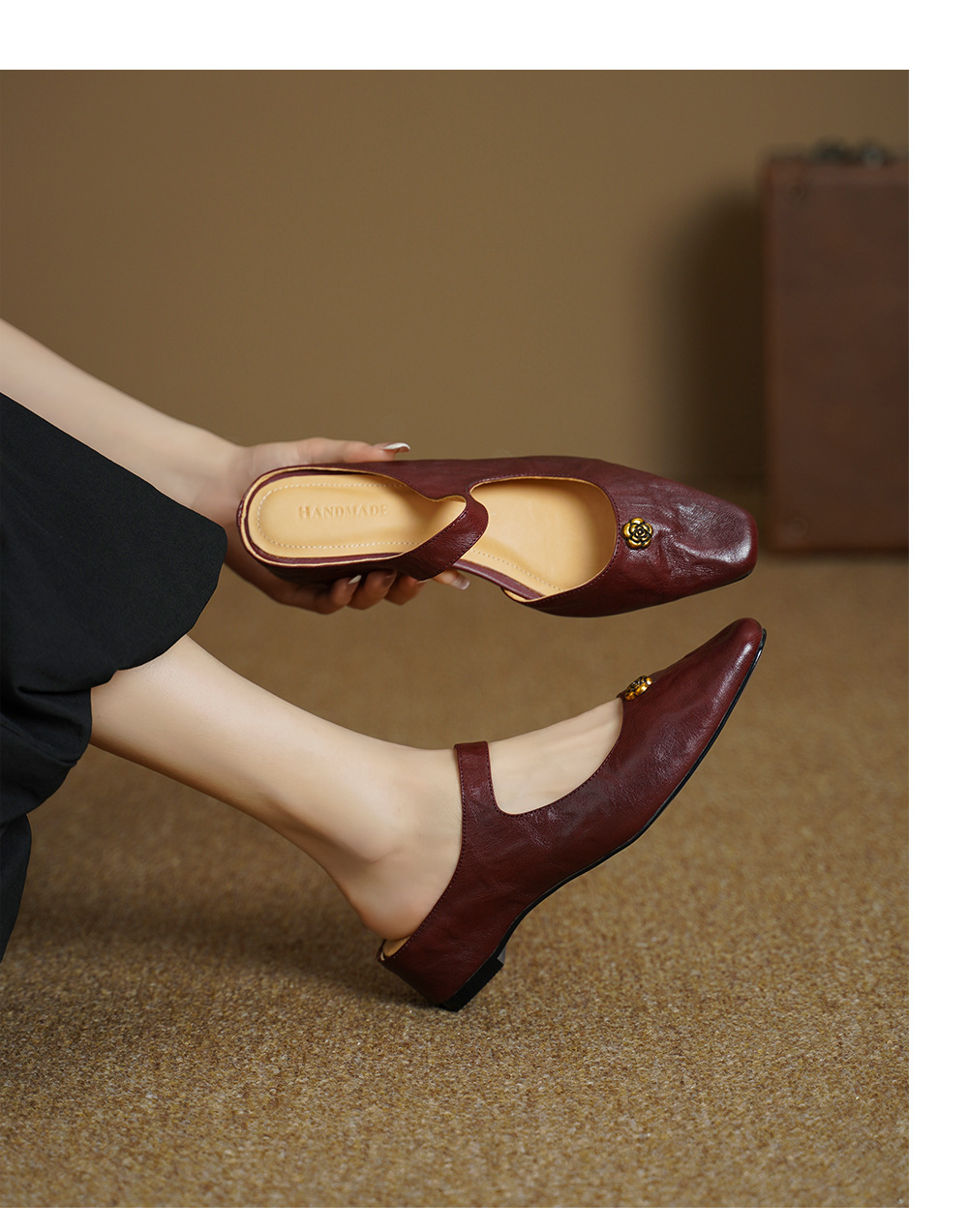 Dép sandal nữ da dê mũi kín họa tiết hoa sơn trà, đế bệt dáng lười — màu nâu chi tiết 6