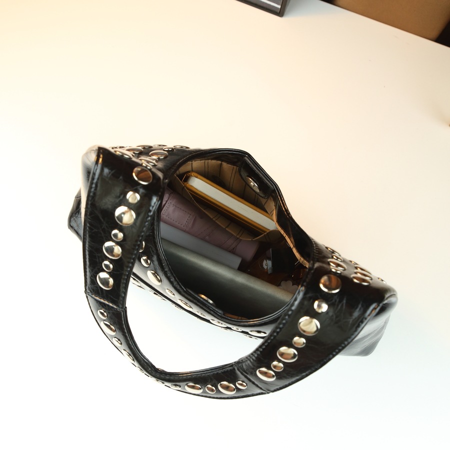 Nuova borsa a tracolla da donna in stile punk, trendy, cool ed elegante, con rivetti resistenti, ideale da portare sotto il braccio._voghion.com