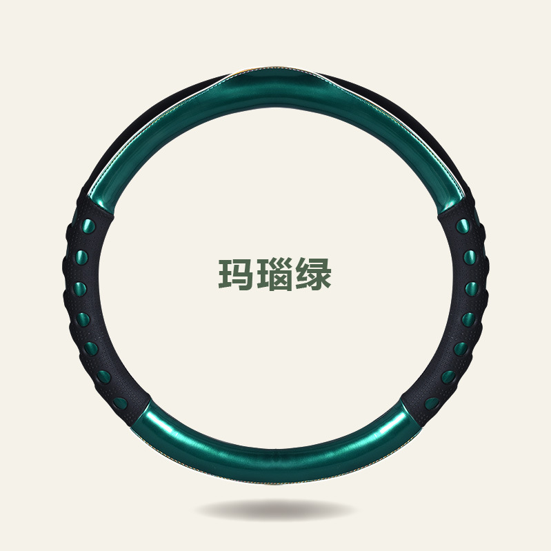 メーカーが自動車用品のハンドルカバーを作っています。