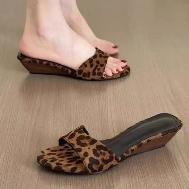 2026 primavera y verano nuevo hombre pequeño de moda leopardo dedo abierto nicho ligero fuera del hogar usar zapatillas de tacón de mujer image 6