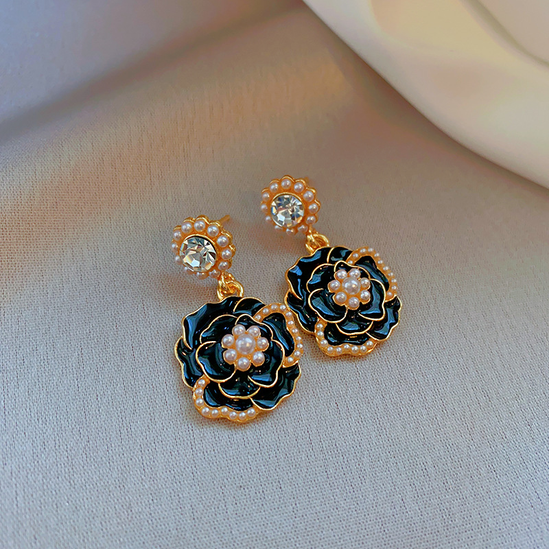 Pendientes geométricos con pliegues irregulares con cuentas de vidrio con aguja de plata Pendientes de alta calidad de temperamento negro Pendientes ligeros de lujo