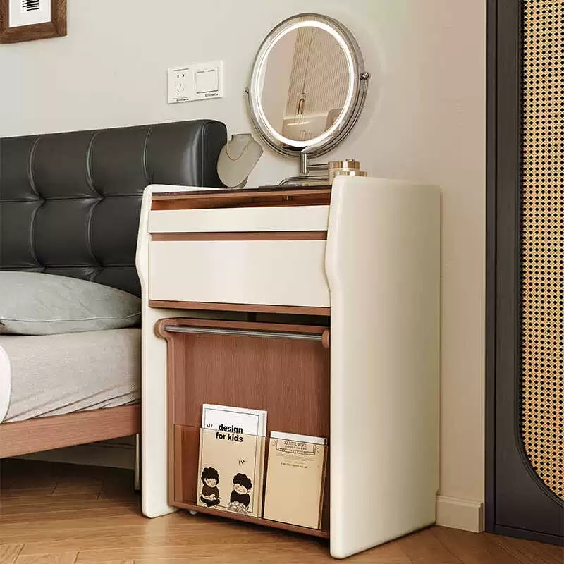 Tocador de estilo antiguo, dormitorio principal de apartamento pequeño, mesa de maquillaje de tamaño pequeño, armario de almacenamiento junto a la cama, una sensación de lujo ligero y de alta gama