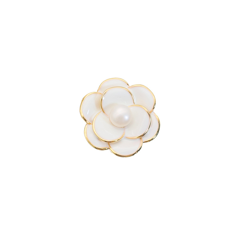 Broche de perlas naturales estilo Chanel Camelia de alto grado sentido nicho ramillete luz accesorios retro de lujo joyería transfronteriza para las mujeres