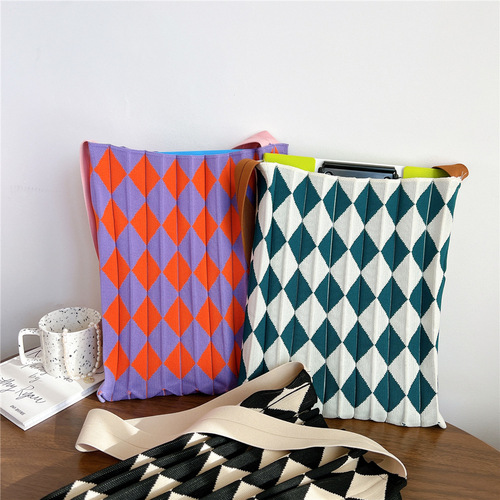 Korean ins niche design two-color plaid foldable shoulder bag for women, fashionable and versatile knitted accordion pleated bag