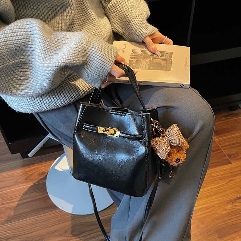 Otoño y invierno bolso de cubo de mano mujer 2025 nuevo estilo de alta calidad retro bolso de hombro universal de transporte público bolso de mujer
