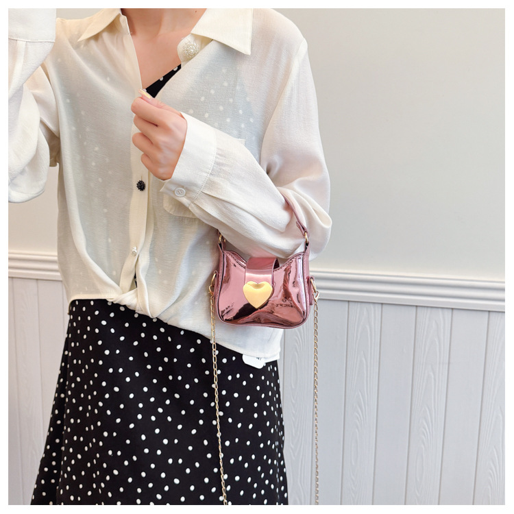 Unisex Pu Heart Shape Solid Color Elegant Streetwear Sewing Thread Square Hidden Buckle Shoulder Bag display picture 4