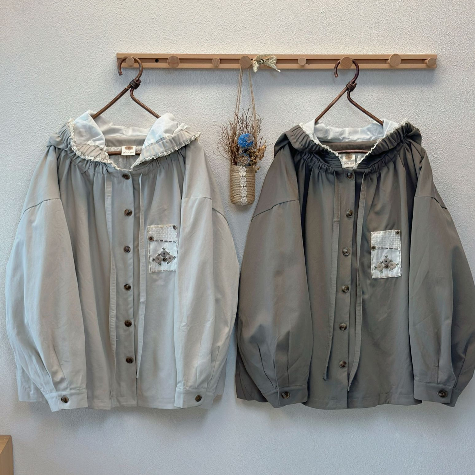 2025秋季新款韩系休闲连帽刺绣女式风衣宽松百搭重工刺绣里布上衣