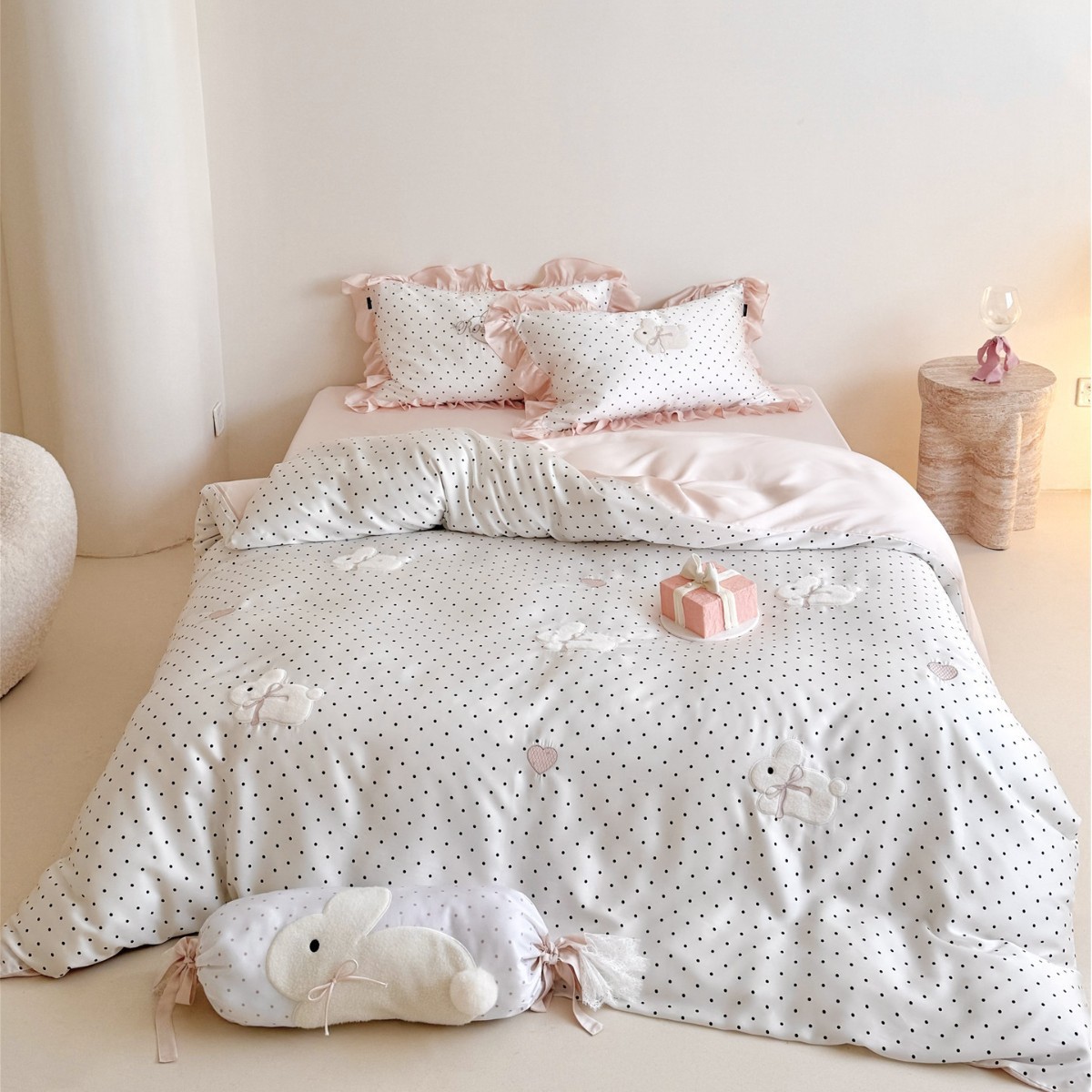 Edredom de seda gelada com estampa de bolinhas femininas, perfeito para o verão! Conjunto de quatro peças com coelho bordado, 60 fios, em tecido Tencel com toque refrescante. Roupa de cama fofa para o verão._voghion.com