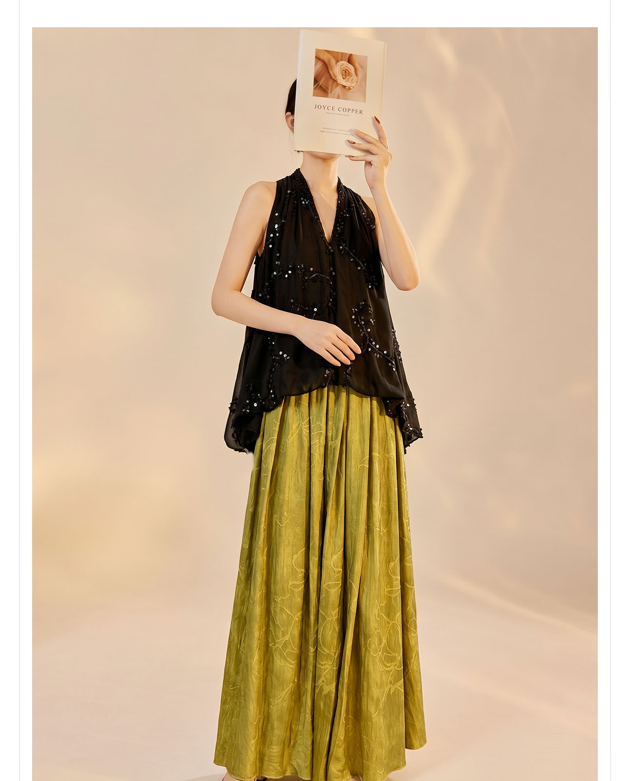 Áo cổ yếm V cổ chiffon thêu sequin không tay form rộng — Sữa hạnh nhân chi tiết 5