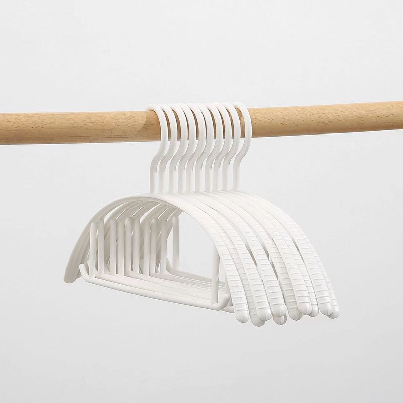痕跡のない滑り止めハンガー学生寮の半円の服は家庭用成人の広い肩のプラスチックの服を掛けて服の棚を干します。|undefined