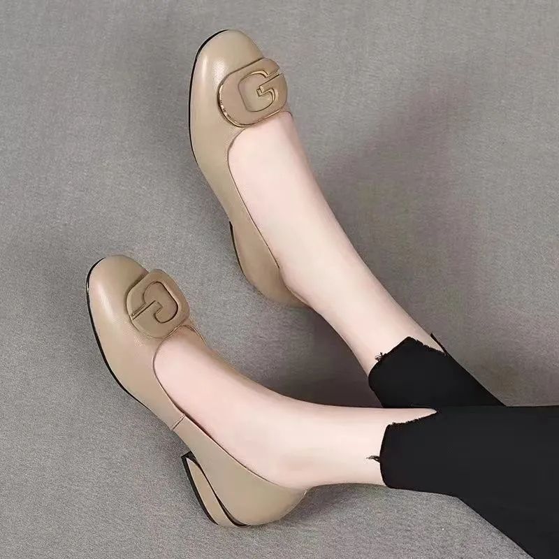 2026 primavera y otoño nuevos zapatos de mujer madre zapatos de una sola sola mujer cómodos zapatos de cuero universal zapatos de frijoles de cabeza redonda poco profundos