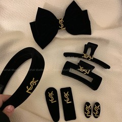 古いアルファベットのヘアピンを作ります。黒いベルベットの髪飾りはレトロです。