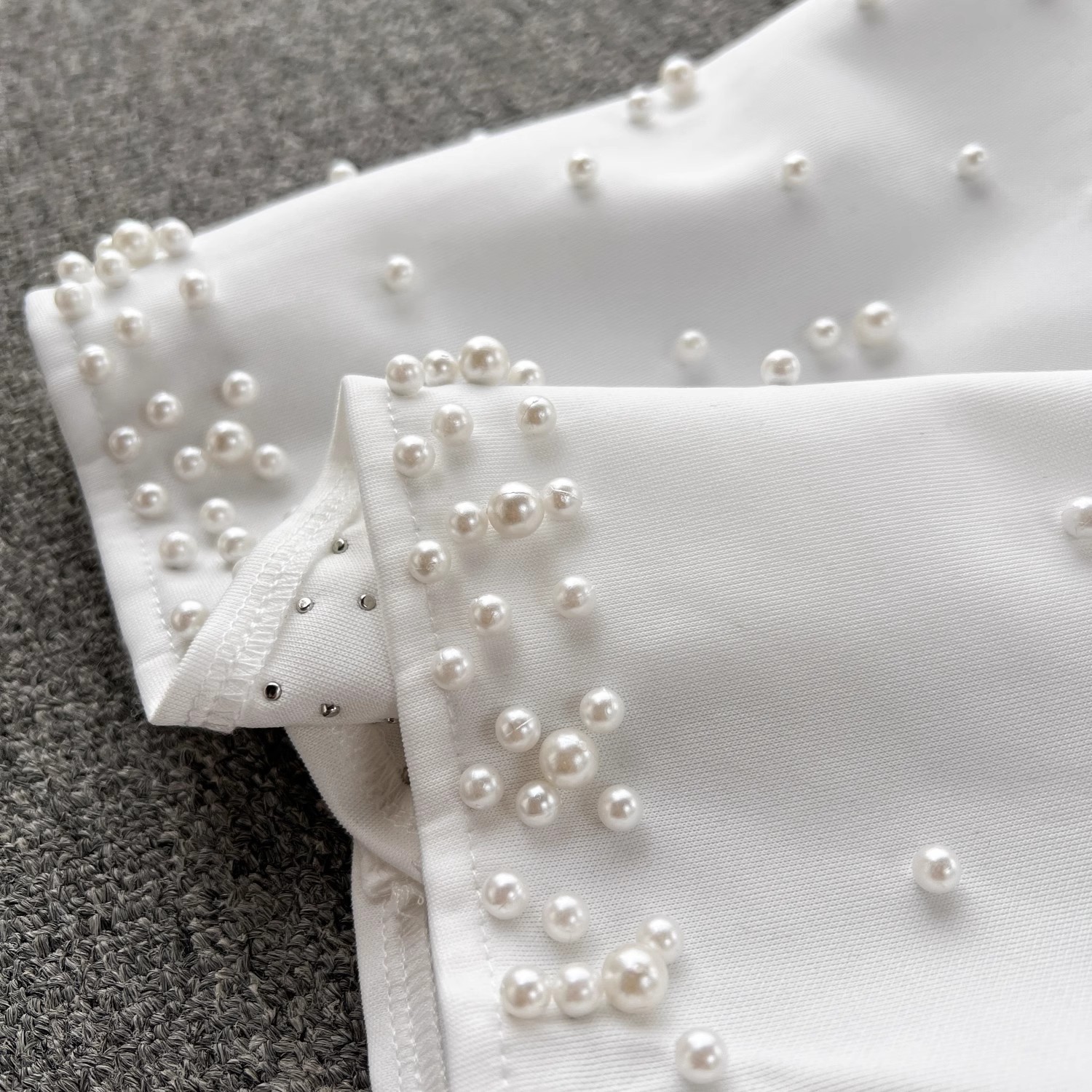 Abito donna con perline e dettagli in pelliccia stile da cerimonia_voghion.com
