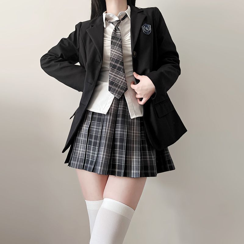 혜성+검은색 정장+셔츠+넥타이+배지