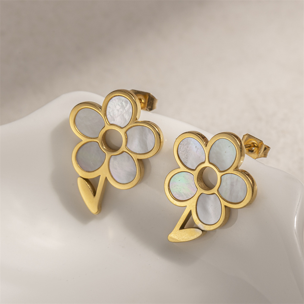Taena Pendientes de acero inoxidable europeos y americanos Pendientes de concha de flores de lujo ligero, temperamento, joyería de oreja de concha de todo fósforo de nicho para mujer