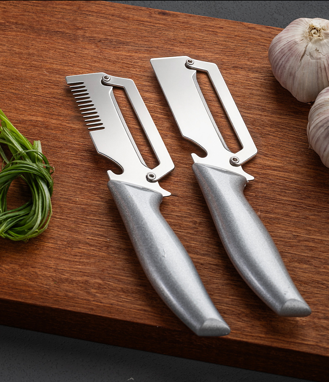 Silbermultifunktionsschäler mit Zwiebelschneider und Kürbisspäler, Edelstahl-Küchenreibe und Gemüseschäler für den Haushalt