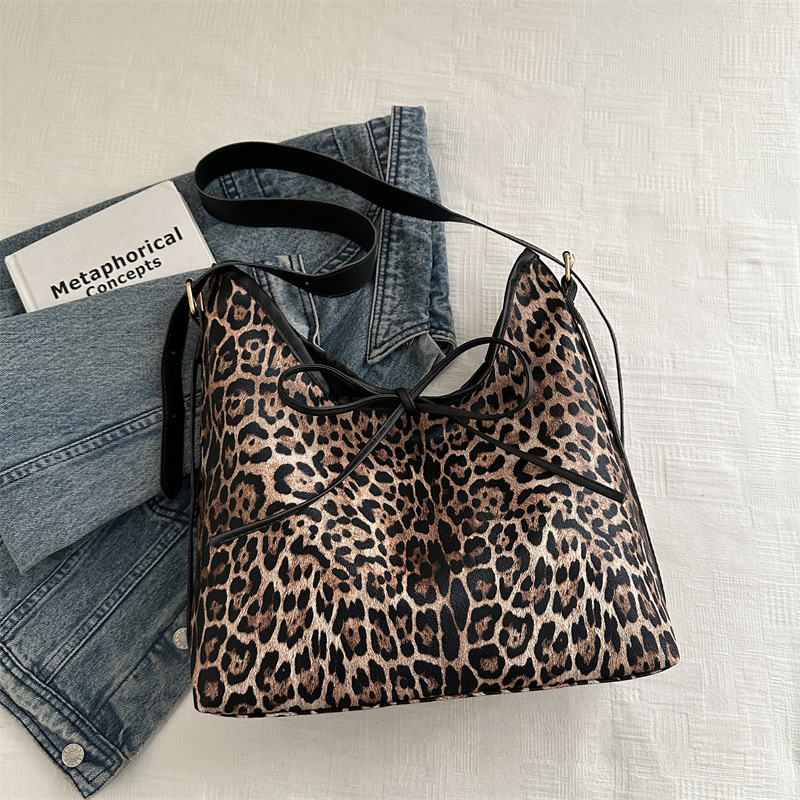 Retro brazaleta para mujeres 2025, otoño y invierno, nueva tendencia de moda, bolso de hombro de gran capacidad, bolso de mujer en línea