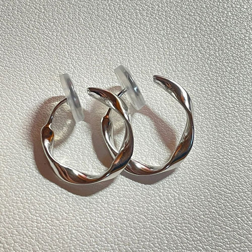 Retro Hong Kong Style Ear Clips for Women, New Round Hoop Earrings, No Piercing, Elegant and Sophisticated French Bug Spray Disc Earrings