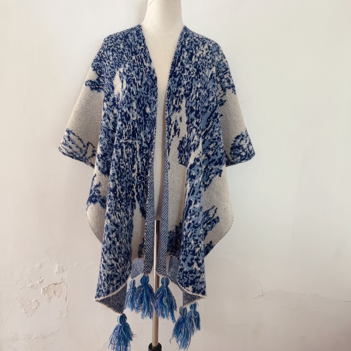 Factory direct new Yunnan tourism ethnic style knitted cape cape outside Korean fashion tassel cape